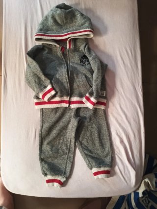 Conjunto deportivo niño gris y rojo