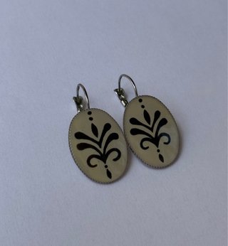Pendientes ovalados con diseño floral