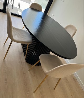 Mesa ovalada negra y 4 sillas