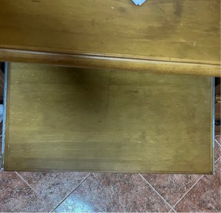 Escritorio de madera con bandeja.