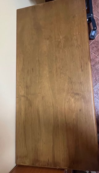 Escritorio de madera con bandeja.
