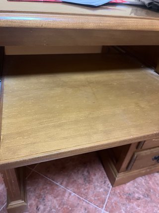 Escritorio de madera con bandeja.