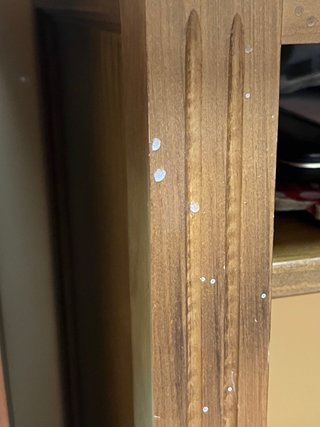 Escritorio de madera con bandeja.