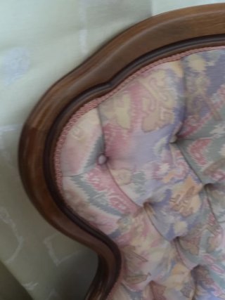 Sillón antiguo tapizado floral