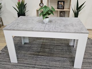 Mesa extensible gris con 6 sillas blancas