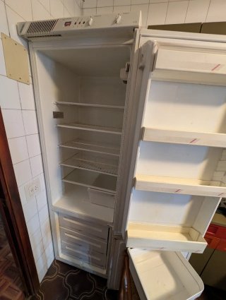 Nevera antigua blanca. No funciona.