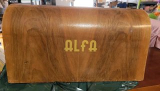 Máquina de coser Alfa antigua con mueble