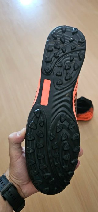 Zapatillas Fútbol Negro y Naranja