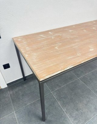 Mesa de trabajo de madera y metal