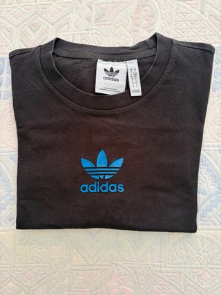 T-shirt Adidas nera con stampa blu taglia S