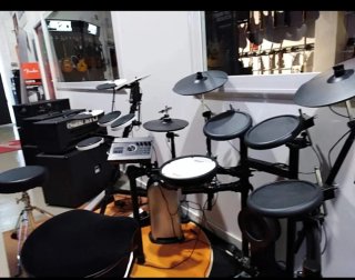 Guitarras, Pianos y Teclados