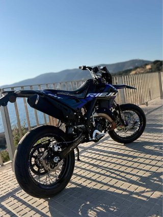 Rieju Supermotard 2026 está perfecto tostado, n