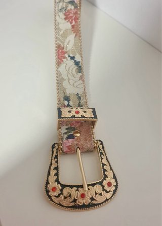 Cinturón floral dorado con pedrería