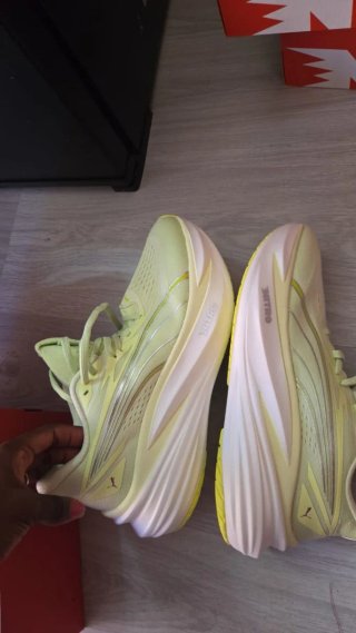 Zapatillas running Puma Nitro color lima