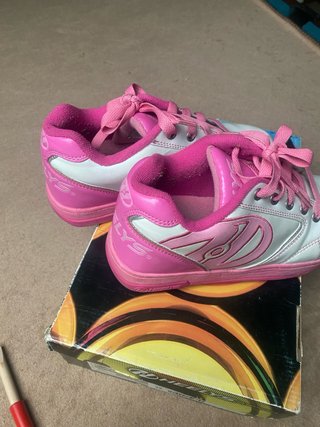 Heelys rosas y blancas con ruedas