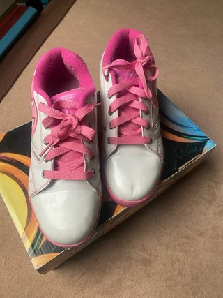 Heelys rosas y blancas con ruedas