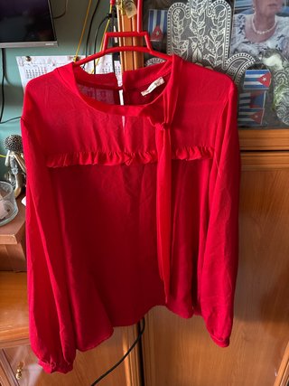 Blusa roja con lazada y volantes