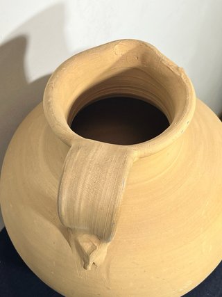 Antiguo cántaro de barro artesanal