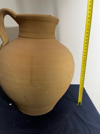 Antiguo cántaro de barro artesanal