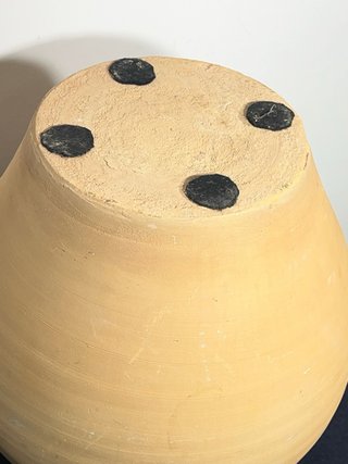 Antiguo cántaro de barro artesanal