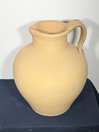 Antiguo cántaro de barro artesanal