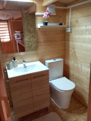 Alquiler habitación con baño en cabaña de madera.