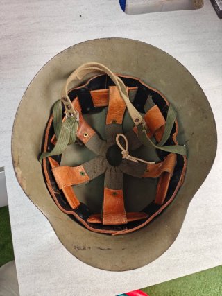Casco militar antiguo verde
