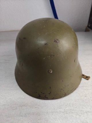 Casco militar antiguo verde