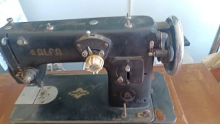 Máquina de coser Alfa antigua para reparar