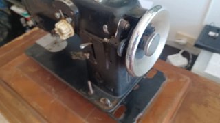 Máquina de coser Alfa antigua para reparar