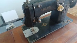 Máquina de coser Alfa antigua para reparar