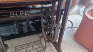 Máquina de coser Alfa antigua para reparar