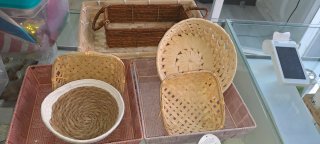 Lote de cestas de bambú y yute