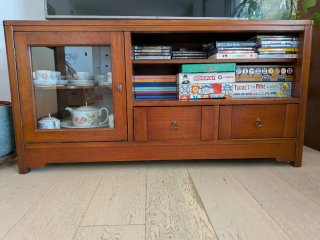 Mueble TV nogal macizo y cristal