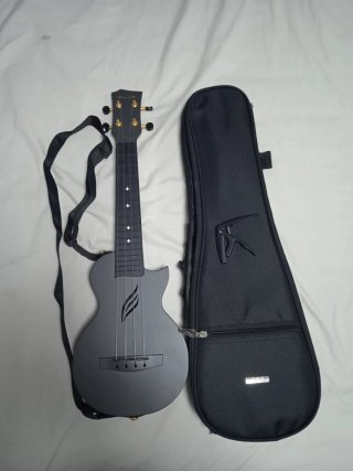 Ukelele Enya Negro con Funda y Cejilla