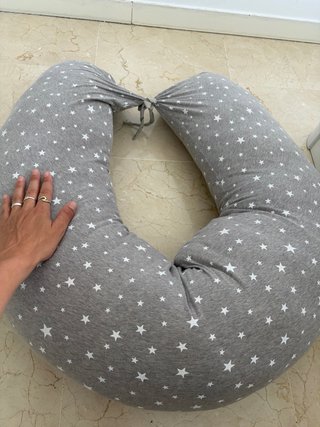 Cojín de lactancia gris estrellas