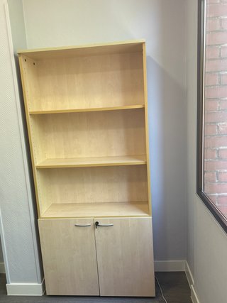 Estantería de madera con puertas