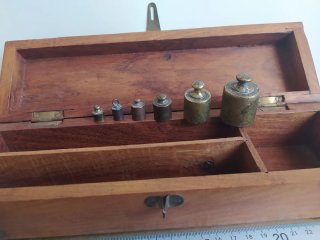 Caja de madera con pesas