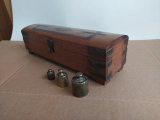 Caja de madera con pesas