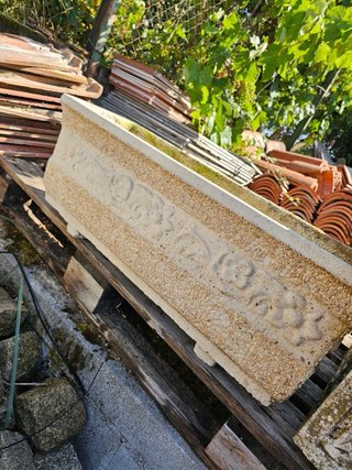 3   Jardineras de piedra con relieve floral