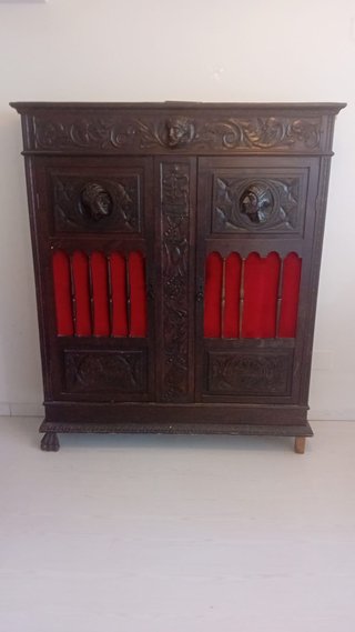 Armario antiguo tallado con puertas rojas