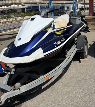 Moto de agua Yamaha azul y blanca
