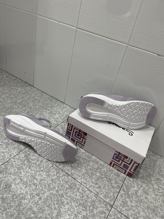Zapatillas deportivas grises y blancas