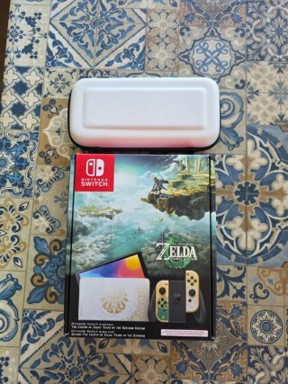 Nintendo Switch OLED Edición Zelda con funda