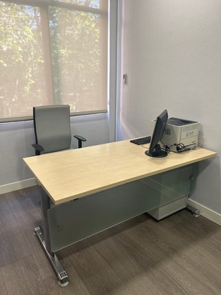 Mesa de despacho madera pino con faldón cristal