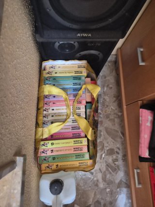 Cinco bolsas de películas VHS.