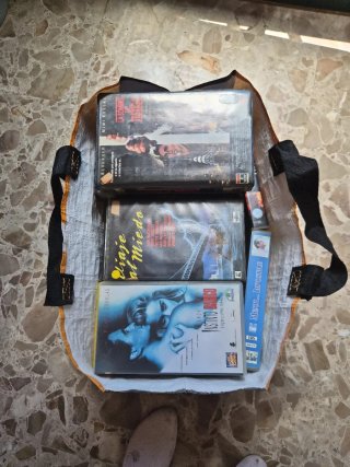 Cinco bolsas de películas VHS.