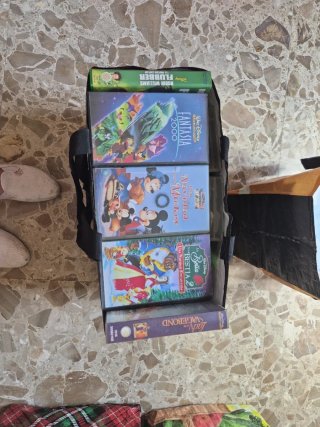 Cinco bolsas de películas VHS.