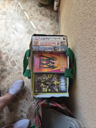 Cinco bolsas de películas VHS.