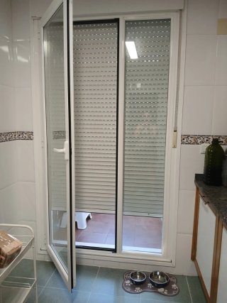 Ventana doble con persiana